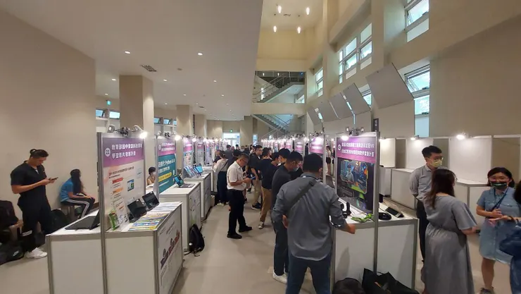 攤位上有不少跟AI有關的研究發表