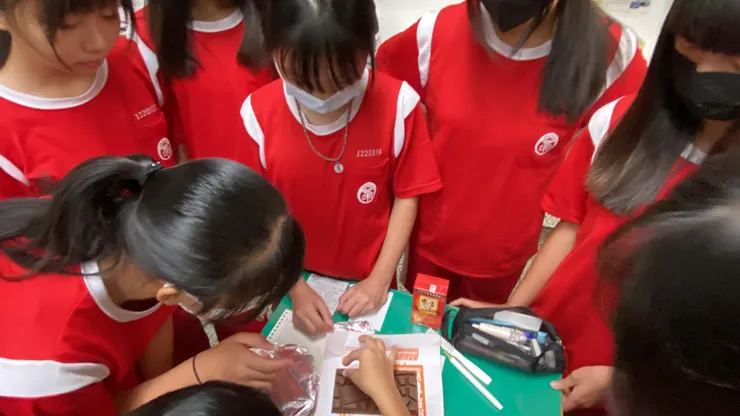 討論怎麼分（看到不規則的分割，想著不平等分配的理念設計，卻要能平等的讓每個人都享用到，花了一段時間。後來是抓住每個人都要能享用的原則，小部分的分食，多出來的，再給想要享用第二次的人）