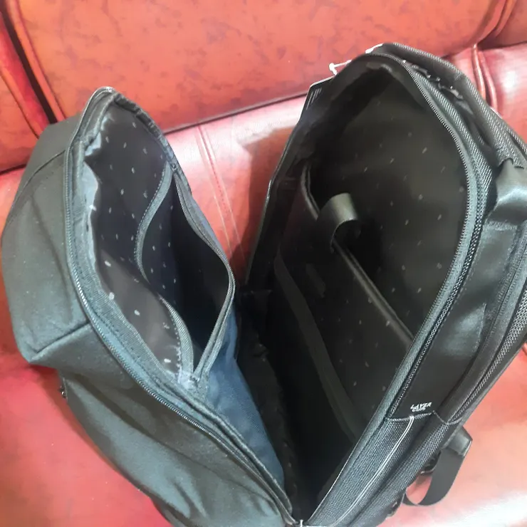 主空間，用來放筆電、平板跟書本、文件等