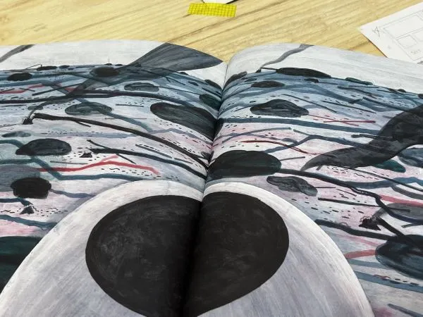 廉恩說「這個畫面裡他就是要在正中間,這是一個電影運鏡的感覺,一定要從他的後面往前看到場景,才能把自己代入達西先生。即使被書溝摺到也沒關係」