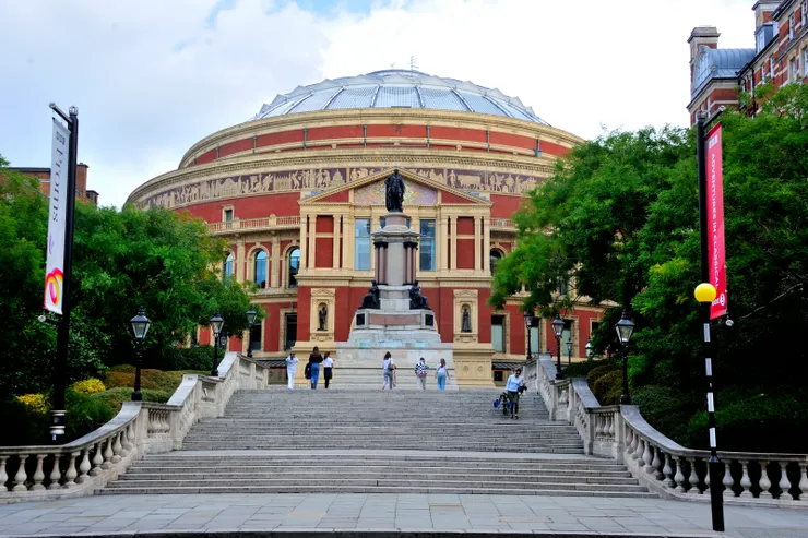 【親王像正對以他為名的音樂廳，美麗的圓頂建築躋身倫敦地標！從親王路(Prince Consort Rd,)回望亞伯特音樂廳。】