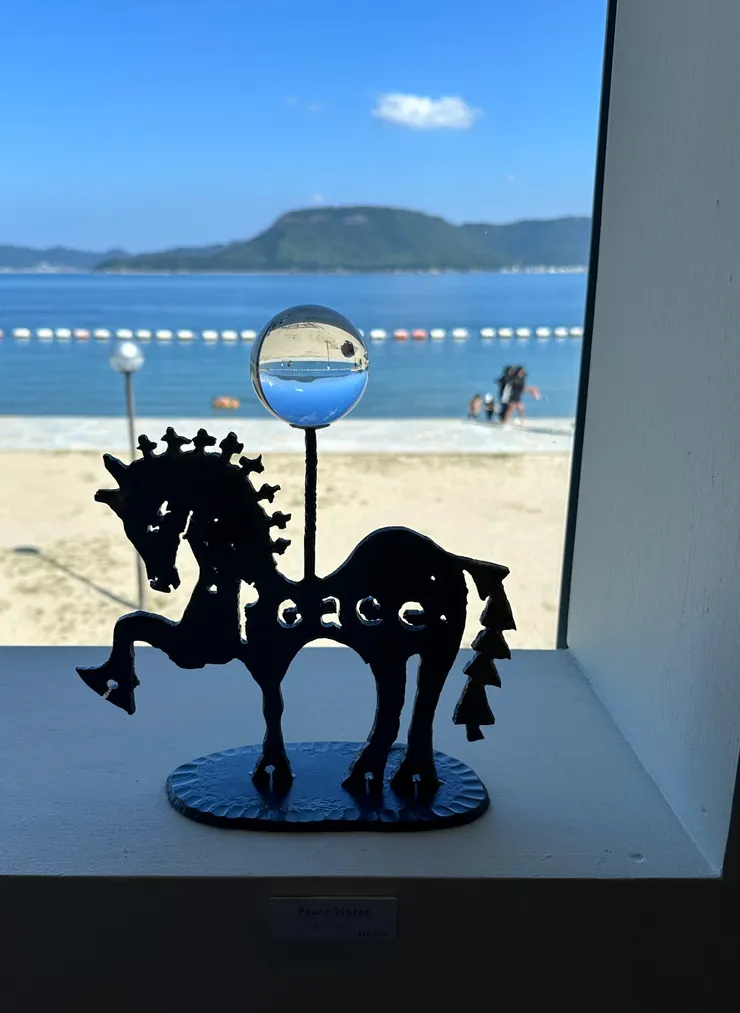 眼前的美景都被收在水晶球裡了，而且是倒著的