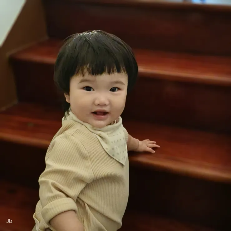 【一樣的階梯老爸姑叔當年都爬過 他們看萬萬回想自己有什麼感覺！76年底住進來的這個家，當然承載了我們四兄弟所有孩子的童年歡樂記憶。】