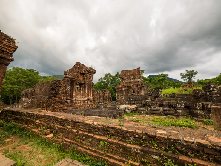 C區遺址，後方隱約可見的山巒即是當地的聖山大貓牙山 (Mahaparvata)