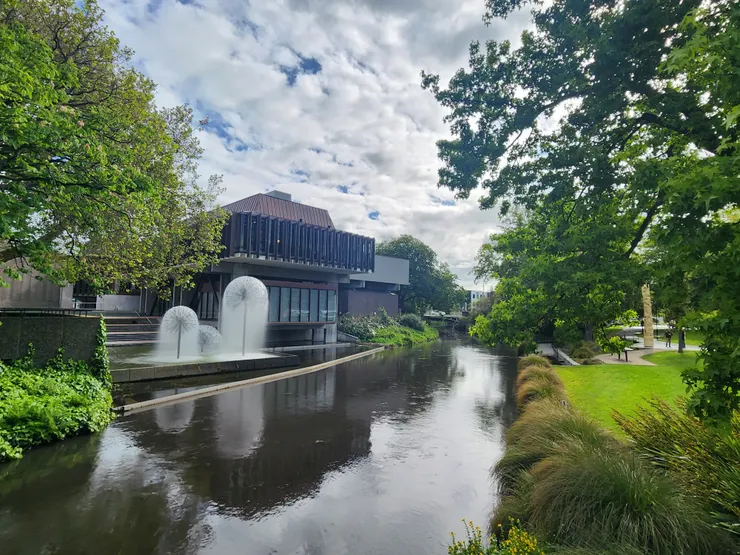 沿著雅芳河走，河旁是縣政府及它的噴泉裝置藝術(?)