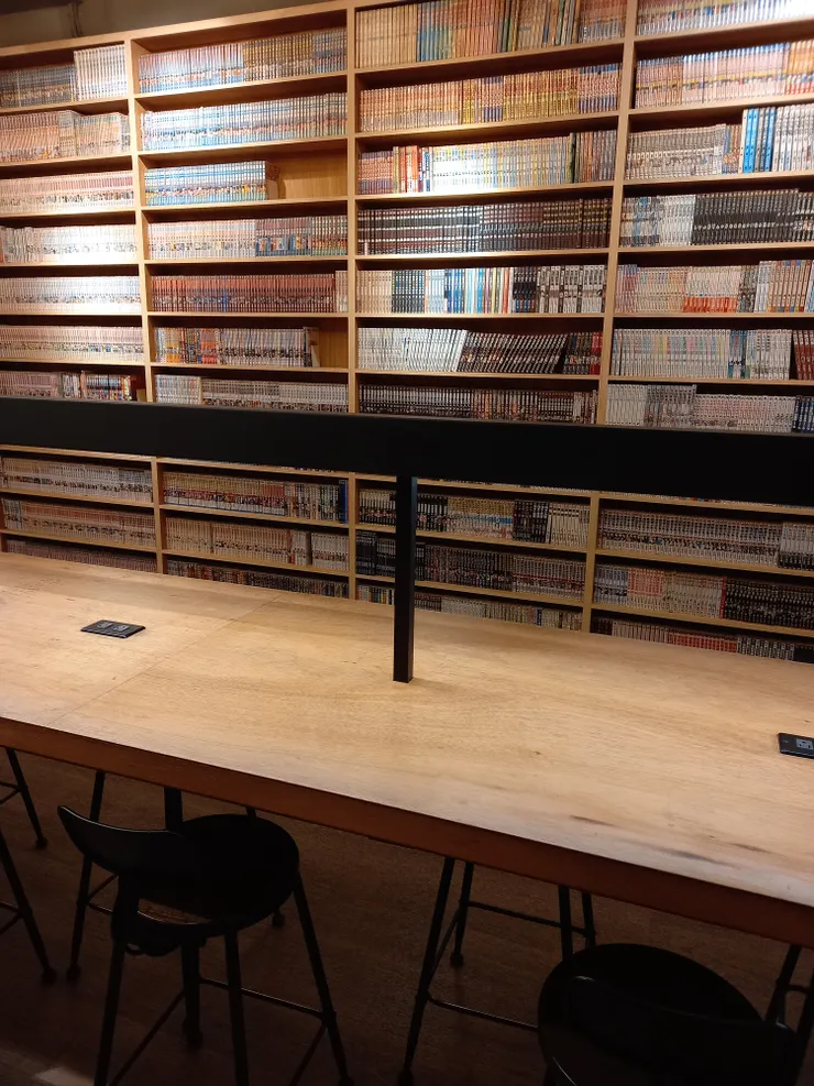 漫畫牆與高腳椅