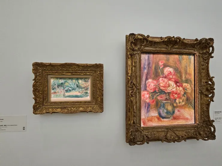 兩幅皆為雷諾瓦,畫框們也很精緻。