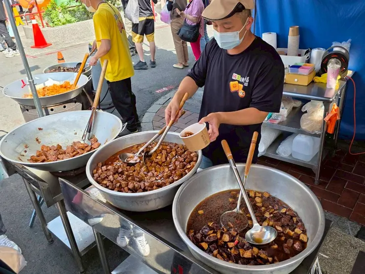 現場一大鍋一大鍋的煮，香氣十足。