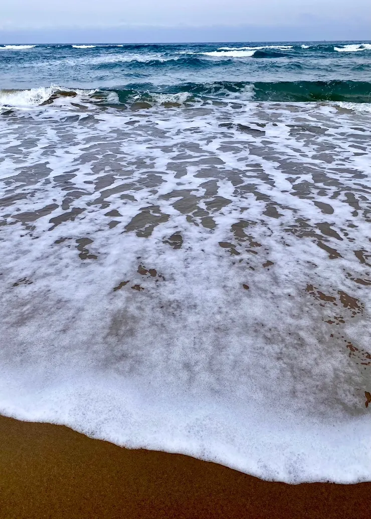 一波波像牛奶的浪花