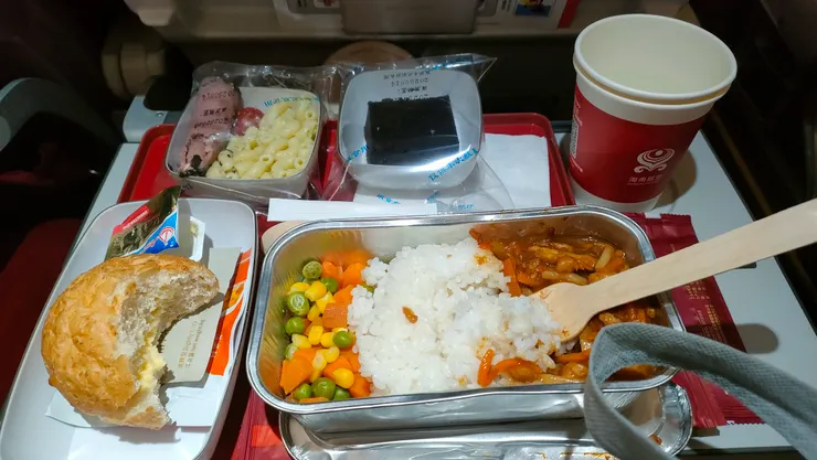 被某某吃了幾口的飛機餐