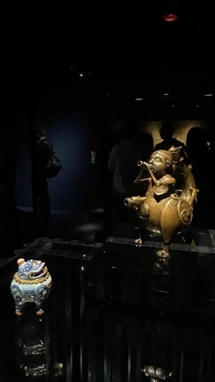 右邊那個是裝置藝術博物館收藏的神鳥造型水皿，看起來像不像在演奏給甪端聽？