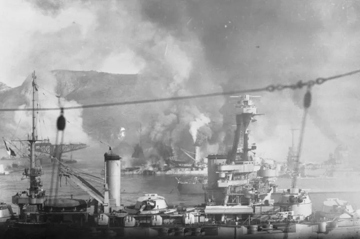 停泊在凱比爾港內的法國海軍艦隊，慘遭英國無情轟炸的歷史照片。