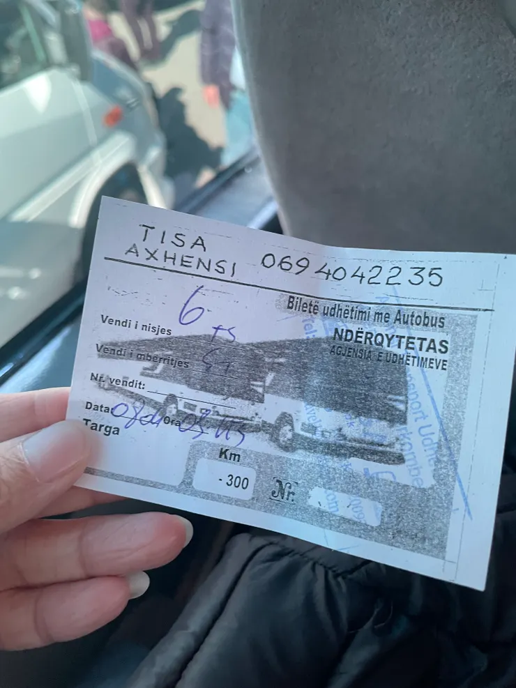 前往 Saranda 的車票，非常簡易的手寫票根。