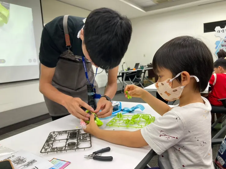 課程講解的大哥哥都很有耐心幫忙孩子。