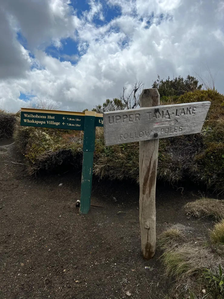 這時的我完全沒有選擇困難,直接選往回走,標示往回走還得2hr.....。