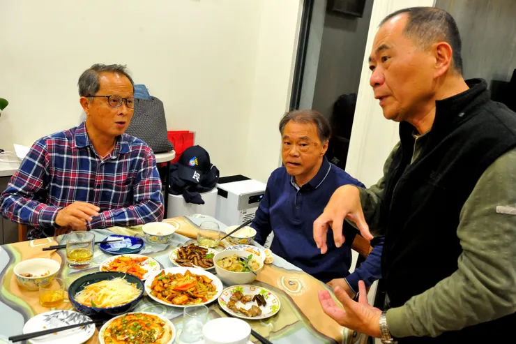 【客人多，拉拉過年買的麻將桌派上用場，這裡坐4個人，像開小灶，菜當然是一樣不少的分過來。】