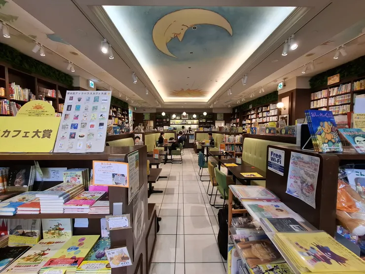 一進門，中間是用餐區，右邊書櫃是翻譯繪本，左邊書櫃則是日文繪本。用餐區有一車中古繪本，是可以邊用餐邊閱讀的，而用餐區後方是出餐櫃檯，出餐櫃檯後方，則有另一區獨立的空間，適合帶小小孩的父母休息用餐。