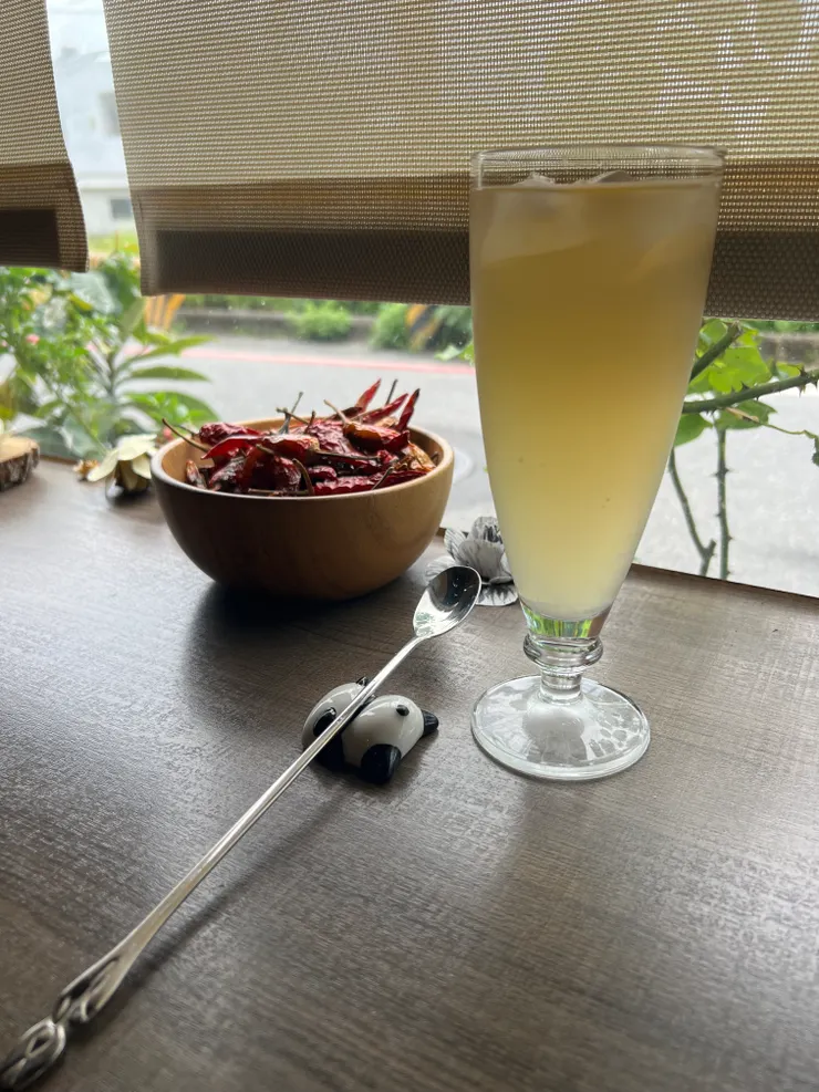 飲料旁是本來就放在吧台上曬的乾辣椒😆