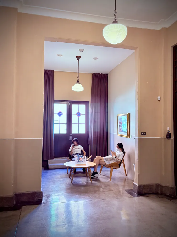 二樓休息角落，可以來演一下茶金