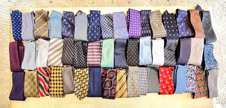 衣櫃裡所有領帶拿出來列隊拍照分享 作者拍攝