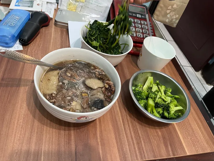 加了腰果的雞湯跟一堆菜菜。