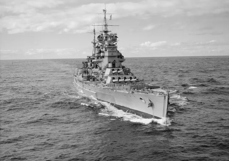 1945年8月日本投降前夕，英國皇家海軍約克公爵號在太平洋上航行。