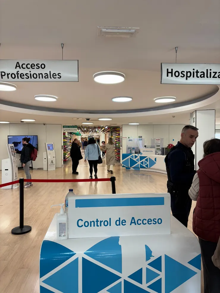 進大門後馬上就看到保全在確認身分