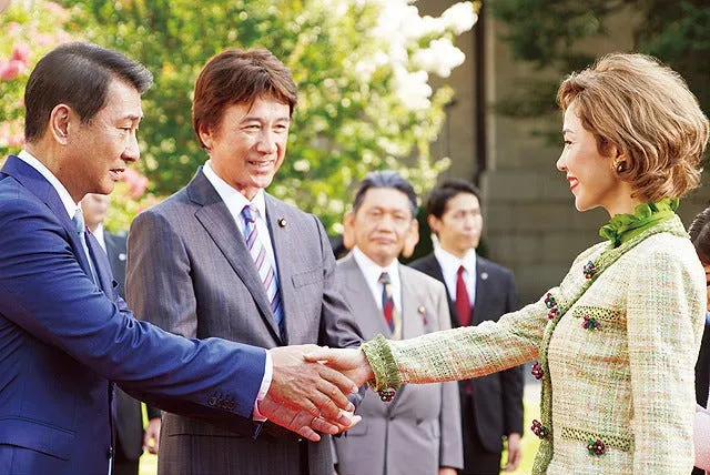 失憶了當然不可以給來訪的美國總統知道，但更加不可以給自己的政敵知道。（木村佳乃交出了她最狂的演出，這點不能不提）