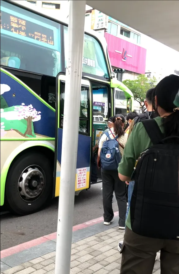 等待上車_台灣好行公車