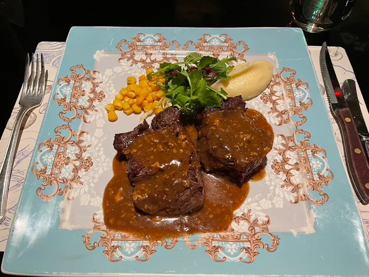 紐西蘭五分熟牛排，配菜是奶油馬鈴薯跟玉米 New Zealand medium rare steak served with buttered potatoes and corn as a side dish