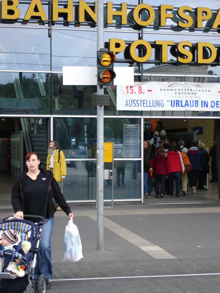 由輕軌觸動之閃光號誌