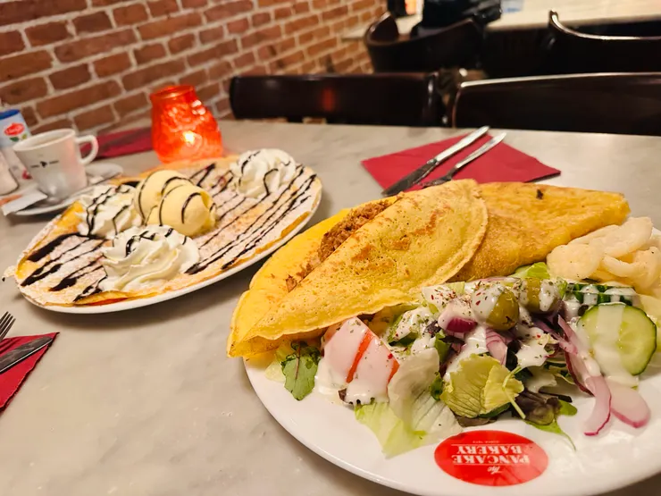 甜的是巧克力香草冰淇淋,鹹的是印尼口味,理工男說荷蘭不是殖民過印尼嗎?應該要點一下😍好喜歡這種有點地獄梗的發言,不過台灣人也被殖民過,講這個不會炎上吧?