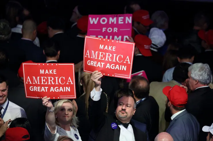 川普支持者舉出「讓美國再次偉大」的標語。圖片來源：Donald J. Trump/Facebook