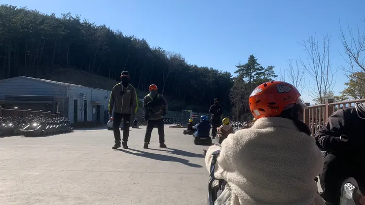 搭上滑車準備出發！