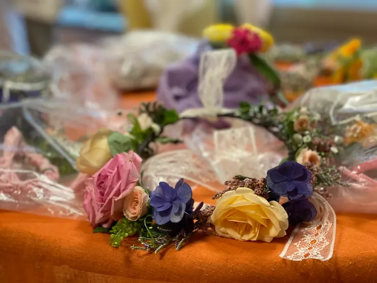 ▲畢業時家長們一起為孩子編織美麗的花圈。