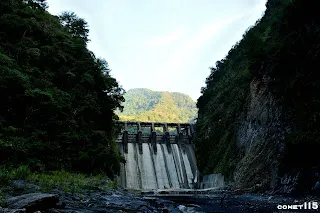 武界壩選在濁水溪極窄的地方建設，地形十分險峻