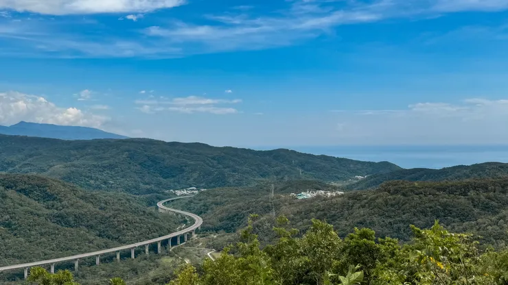 眺望南迴公路與太平洋。