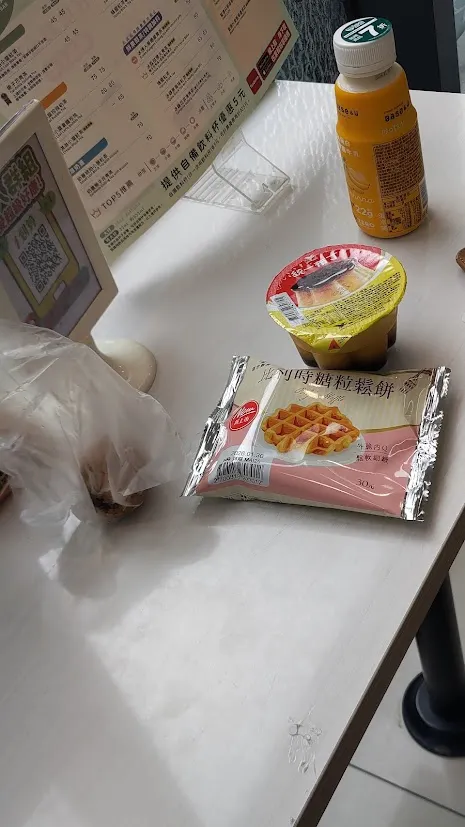 走了10幾分鐘的早餐店告訴我要等30分鐘，爆吃一波7-11，手機還充到電，開心