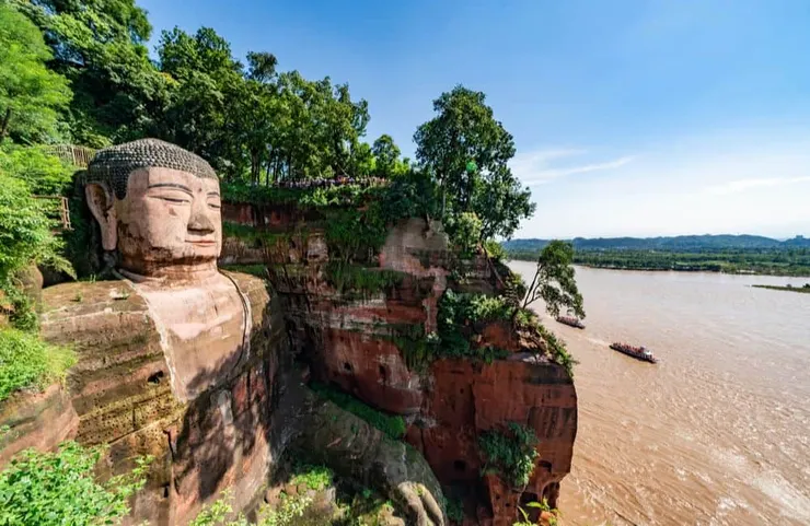 樂山大佛 ©post/Shutterstock.com