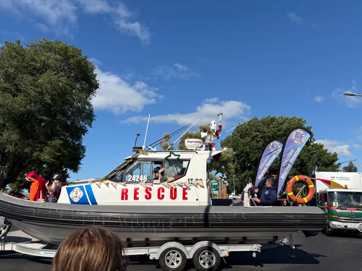 靠港的小鎮，家裡有船是很正常的事！