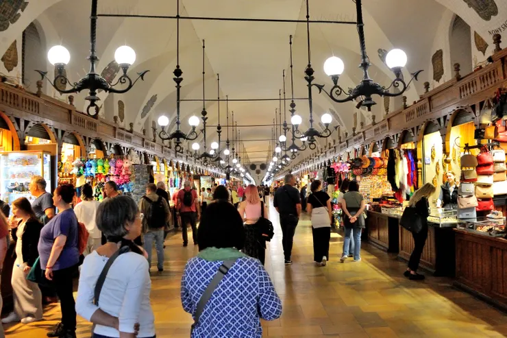 【吃完飯逛逛紡織會館一樓，裡面有許多手工藝品、波蘭特產琥珀及紀念品攤位。】