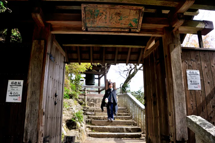 這個就算千光寺的山門了，背後可見鐘樓。