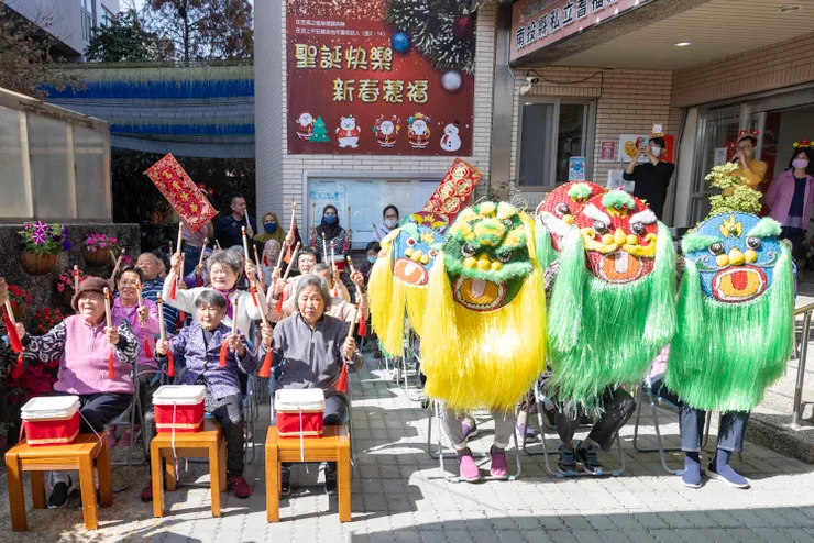 （圖說：由伊甸南投耆福綜合式長照機構的「千歲團」長輩，帶來精彩的舞獅大鼓表演。）