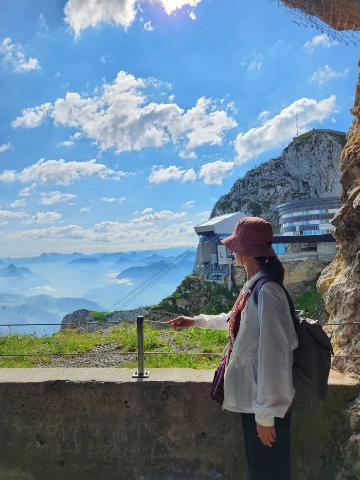 皮拉圖斯山步道望向群峰