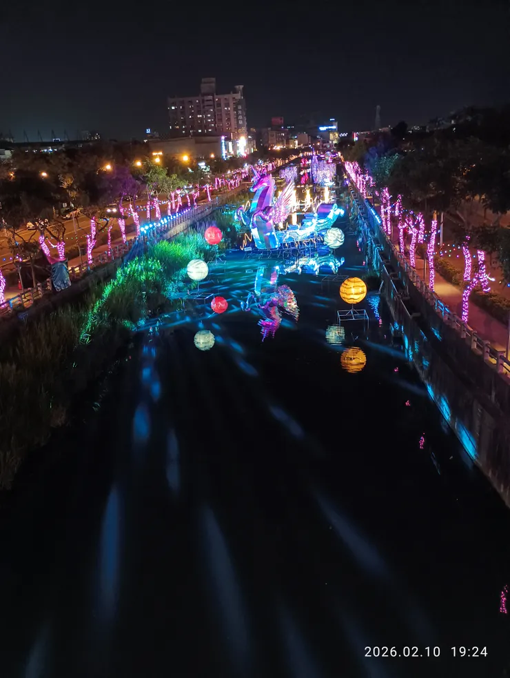 萬年溪岸觀燈飾，皆自拍攝