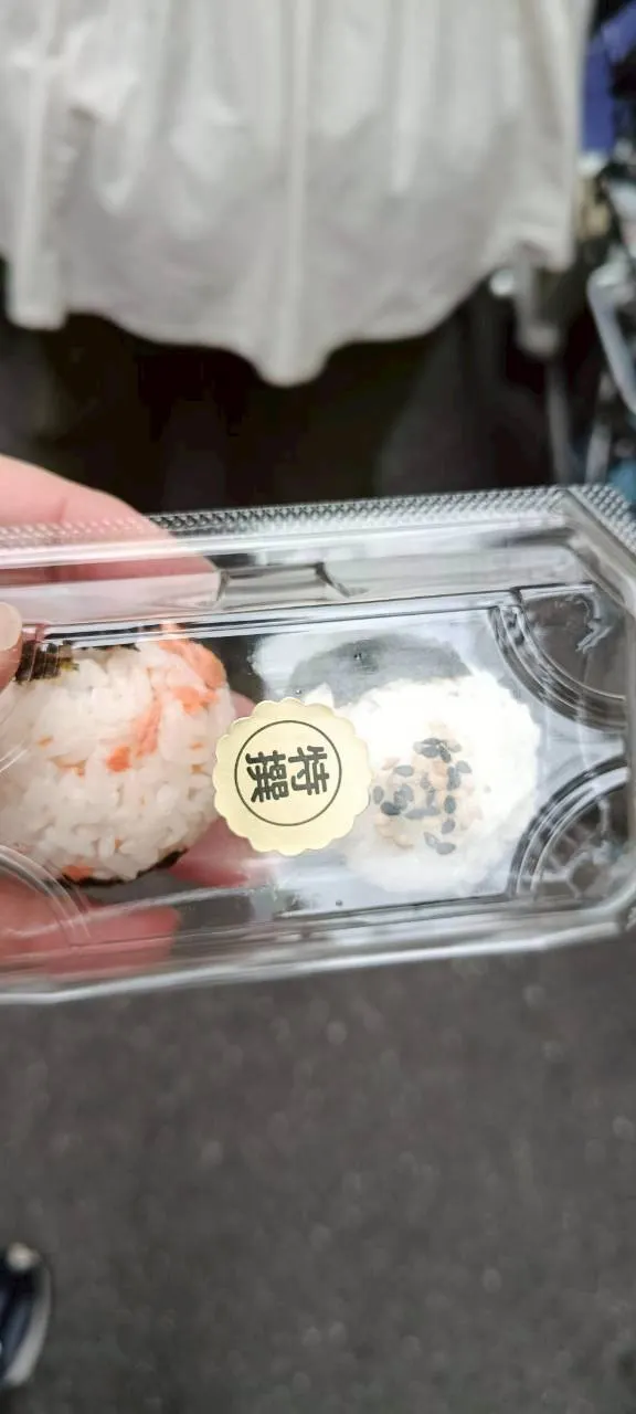 進去市場內部偶然買的小飯糰😘