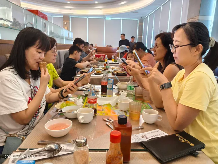 全員認真看手機