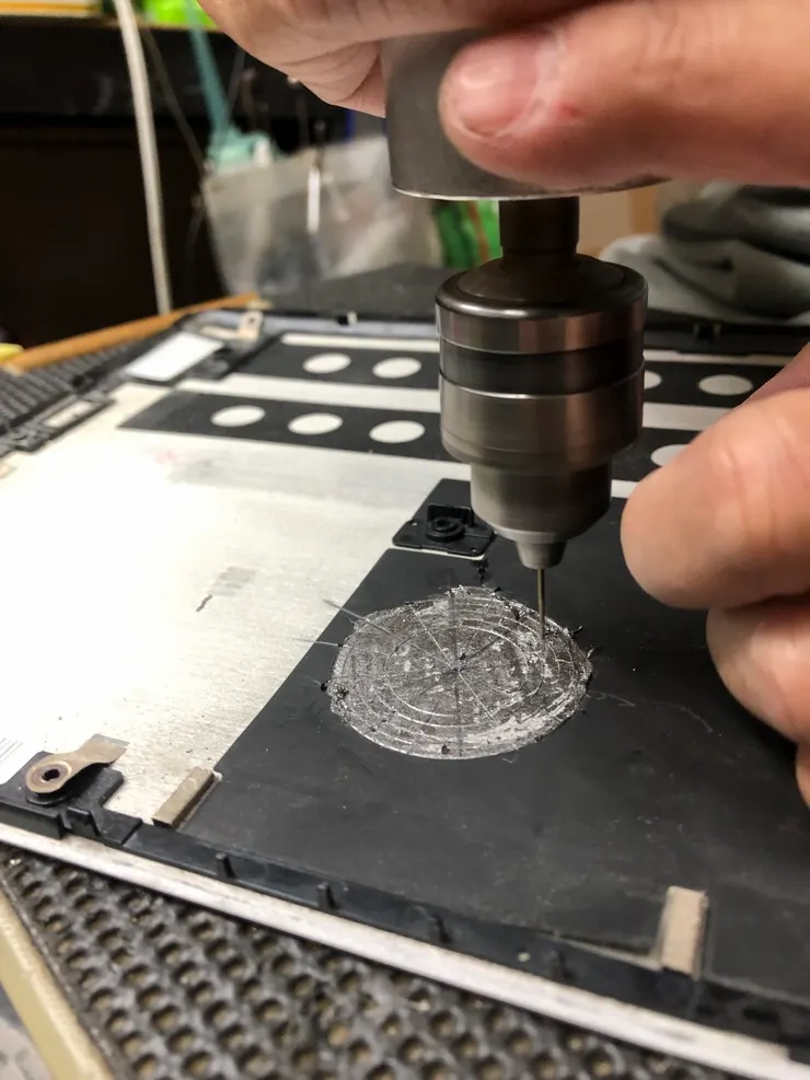 開始鑽洞，按照化好的圖形進行精準的鑽孔。