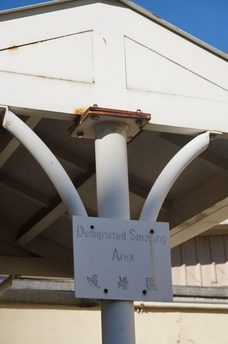 造型優美，附座椅的三角亭吸菸區（2021年。筆者友人提供）