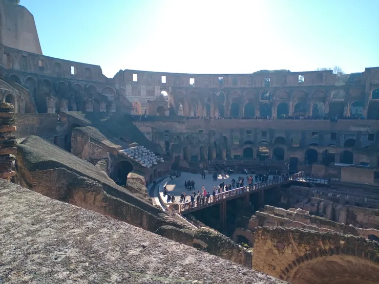 ▲有些票價是可以走到下面，我們買最便宜的價位